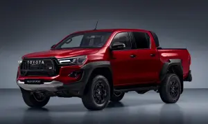 Czerwony Toyota Hilux GR Sport z czarnymi dodatkami i felgami, gotowy na każdą przygodę.