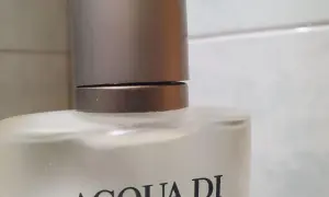 Flakon perfum Acqua di Gio, idealny dla każdego mężczyzny. Klasyczny zapach Armani pour homme.