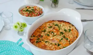 En gratinerad laxrätt med krispigt topping, perfekt för ett fredagsmys recept. Serveras med en fräsch couscoussallad.