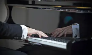 Jak nazywa się muzyk grający na fortepianie? Poznaj tajemnice pianisty