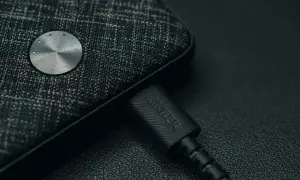 Szukasz idealny powerbank do samolotu? Ten Anker z wskaźnikiem naładowania to świetny wybór na podróż.