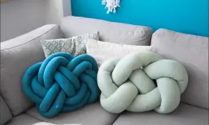 DIY: Poduszka z koca bez szycia! Odmień wnętrze w 15 min.