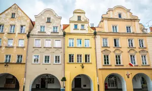Kolorowe kamienice z arkadami tworzą urokliwy szklarska poręba rynek.