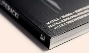 Czarny grzbiet książki z białym napisem "MATKA KRÓLOWA WSZYSTKICH SZCZĘŚLIWYCH". Ten artykuł to prawdziwe dzieło sztuki.