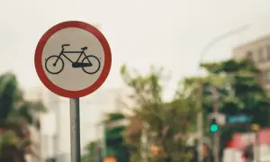 Kto stawia znaki drogowe na osiedlu? Sprawdź odpowiedzialność i przepisy