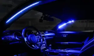 Intérieur de voiture illuminé par des bandes LED bleues, parfait pour installer un éclairage d'ambiance.