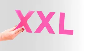 Dłoń z czerwonymi paznokciami trzyma literę "X", tworząc napis XXL. Jaki to rozmiar?