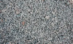 Mnóstwo szarego żwiru, idealnego na podjazd. Zastanawiasz się, ile kosztuje żwir?