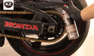Czym czyścić łańcuch motocyklowy, by uniknąć uszkodzeń i kosztów?