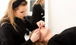 Stylistka precyzyjnie dokłada rzęsy. Zastanawiasz się, ile trwa przedłużanie rzęs 3d? To zależy od doświadczenia stylistki i ilości rzęs.