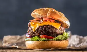 En saftig hamburgare med ost och bacon, perfekt för att grilla hamburgare en sommarkväll.