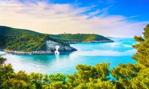 Arco naturale e mare cristallino, tra le meraviglie delle attrazioni penisola del Gargano.