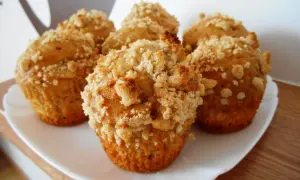 Pięć puszystych muffinek na maślance, posypanych chrupiącą kruszonką, czeka na talerzyku.
