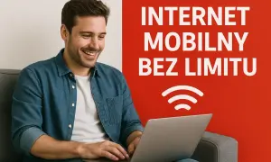 Uśmiechnięty mężczyzna z laptopem, cieszący się swobodą, jaki internet mobilny bez limitu.