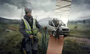 En tekniker med rep förbereder sig för arbete vid elledningar. En annan tekniker putsar vindrutan på en Mercedes-skåpbil i en verkstad.