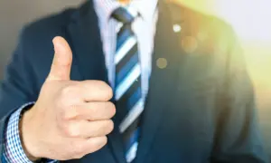 Menedżer, kto to? To ten, który daje kciuk w górę, pewny siebie w garniturze i krawacie.