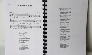 Strona ze śpiewnikiem piosenki biesiadne, nuty i tekst do piosenki "Racławice hop!".