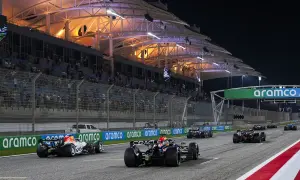 Wyścig F1 nocą. Kierowcy walczą o cenne f1 punkty, ścigając się pod oświetloną trybuną.