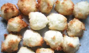 Des boules de coco dorées et moelleuses, parfaites pour une recette boule coco facile et rapide.