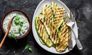 Perfekt gegrillte Zucchinischeiben mit Kräuterquark. Ein leichter Genuss, der Lust auf mehr macht.