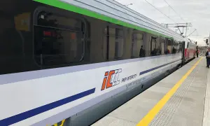 PKP Intercity - eic co to za pociąg? Nowoczesny skład z charakterystycznym logo na białym tle, gotowy do podróży.