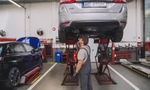 Czy olej motocyklowy zniszczy Twój samochód? Ekspert ostrzega