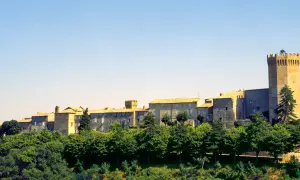Borgo antico e imponente castello dominano il paesaggio collinare del Moresco, Marche.