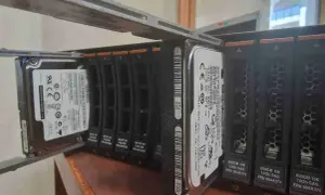 Dyski SSD w obudowie serwerowej, gotowe do konfiguracji SSD RAID. Widoczne etykiety z danymi technicznymi dysków.