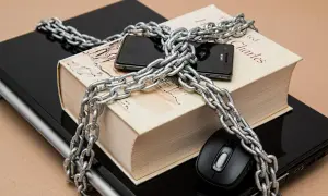 Zabezpieczony łańcuchem laptop, książka i telefon. Jak wyłączyć Avast?