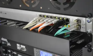 Światłowody jednomodowe i wielomodowe: zielone kable światłowodowe podłączone do SFP. Różnice widać po grubości i kolorze.
