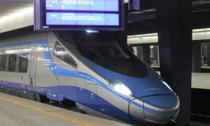 Pendolino z Katowic do Gdańska, ile jedzie? Pociąg IC EIP 4501 czeka na odjazd.