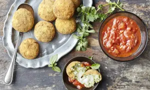 Arancini dorés et croustillants servis avec une sauce tomate savoureuse, parfaits pour tremper.