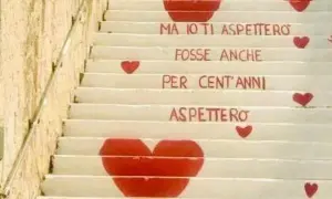 La scala dell'amore, con cuori rossi e la scritta "Ma io ti aspetterò, fosse anche per cent'anni, aspetterò".