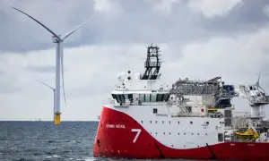 Statek Seaway Moxie przy pracy na budowie farmy wiatrowej na Bałtyku. W tle widać potężne turbiny wiatrowe.