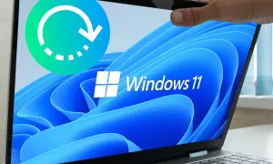 Icono de reinicio sobre pantalla de portátil con Windows 11. Preparado para reinstalar Windows 11.
