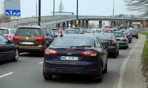 Korki na drodze, samochody stoją w rzędzie. Może to czas na zwrot za dojazdy do pracy?