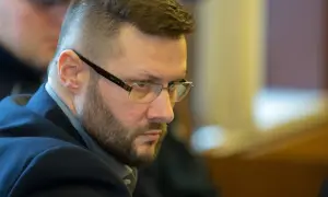 Ryszard Sawicki, piosenkarz, w okularach i marynarce, z zarostem. Jego życiorys to historia pasji do muzyki.