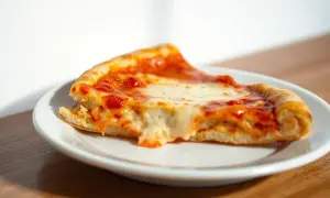 Ile waży kawałek pizzy? Oszacuj kalorie i jedz świadomie!