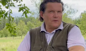 Per Morberg i en grön väst, kanske redo för inspelning av filmer och tv-program.