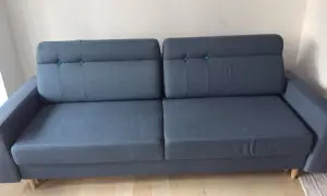 Szary, dwuosobowy mebel wypoczynkowy, idealny do czyszczenia foteli.