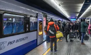 Pasażerowie czekają na peronie na pociąg PKP Intercity. Wygląda na to, że doszło do awarii taboru, bo pociąg stoi z otwartymi drzwiami, a ludzie z bagażami stoją w kolejce.