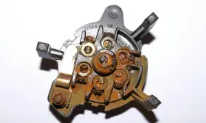 Composant électrique rouillé, probablement la cause du clignotant remorque ne fonctionne pas.