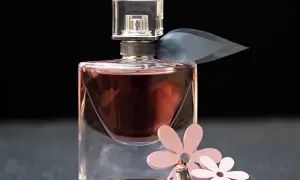 Co dłużej pachnie: woda toaletowa czy perfumowana? Sprawdź różnice