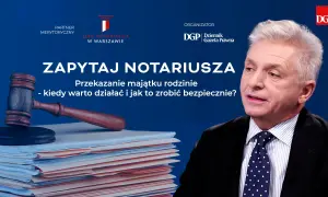 Młotek sędziowski na stercie dokumentów. Zapytaj notariusza o przekazanie majątku rodzinie – darowizna to ważna decyzja.