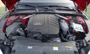 Silnik 2.0 TFSI w Audi A5, gotowy do pracy.