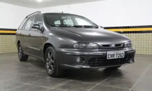 Ciemnoszary Fiat Marea Weekend z tablicą rejestracyjną CVR-7253 stoi w garażu.