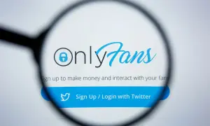 Logo OnlyFans pod lupą. Platforma pozwala zarabiać i wchodzić w interakcje z fanami. Dowiedz się, only fans o co chodzi.