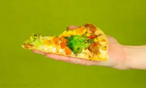 Ile kalorii ma pizza wegetariańska? Sekrety lżejszej wersji