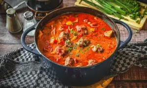 Herzhafter Pfundstopf, ein deftiges Gericht mit Fleischklößchen und Gemüse in einer würzigen Tomatensoße. Perfekt für ein gemütliches Essen.