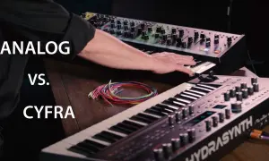 Ręce grające na dwóch syntezatorach dźwięku: analogowym i cyfrowym.